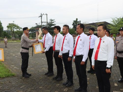 19 Personel dan Satu Pelajar Digganjar Penghargaan Kapolres Pringsewu, Ada Momen Ayah-Anak yang Mengharukan