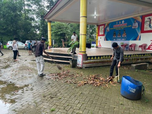 Aksi Sosial Polisi di Pringsewu, Jaga Kebersihan Demi Pariwisata dan UMKM