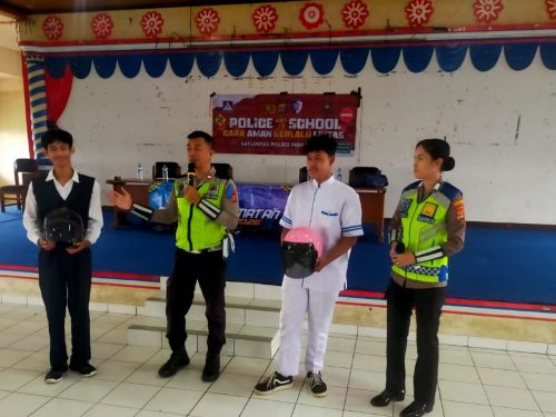 Edukasi di SMK Yadika, Satlantas Polres Pringsewu Dorong Siswa Lebih Disiplin di Jalan