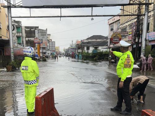 Hujan Deras,  Sejumlah Titik Jalinbar Pringsewu Tergenang, Polisi Alihkan Arus ke Jalur Alternatif