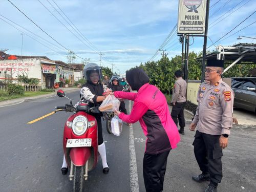 Melintas di Jalinbar Pagelaran, Ratusan Warga Dapat Takjil Gratis dari Polsek Pagelaran