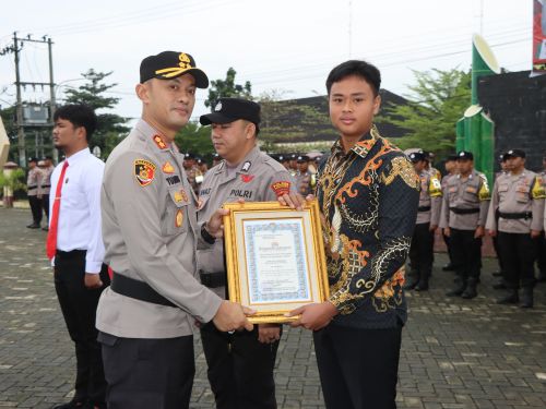 Pelajar Bantu Tangkap Pelaku Curanmor, Dapat Penghargaan Bareng Sang Ayah yang Polisi