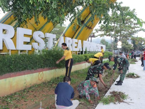 Ratusan Personel Gabungan Bersih-bersih Rest Area Wates Pringsewu, Kapolres-Bupati Turun Langsung