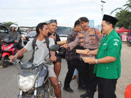 Takjil Gratis Disambut Antusias, Warga Harap Jadi Agenda Rutin Polres Pringsewu