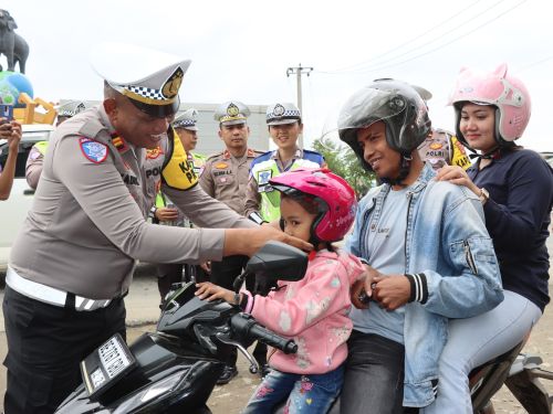 Tegur Pelanggar Tanpa Tilang, Polisi di Pringsewu Malah Bagi-Bagi Helm Gratis