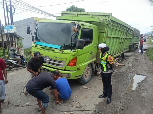 Truk Fuso Terperosok di Jalinsum Pringsewu, Gorong-Gorong Amblas Bikin Arus Tersendat