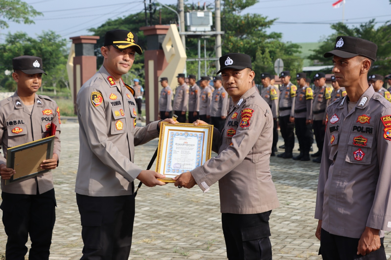 Jerih Payah Berbuah Manis: Belasan Personel Polres Pringsewu Terima Penghargaan Khusus